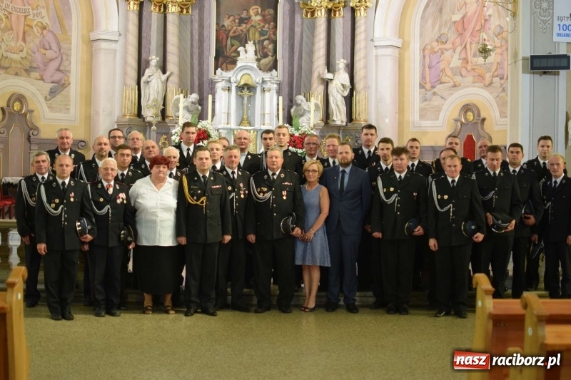 Zdjęcie w galerii na portalu naszraciborz.pl: Proboszcz z Krzanowic ubrał strażacki mundur wiadomości z regionu