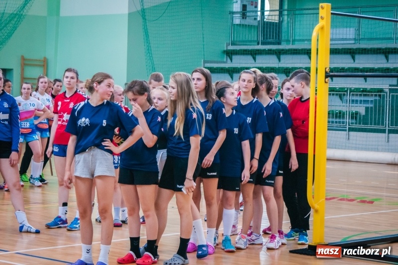 Zdjęcie w galerii na portalu naszraciborz.pl: Międzynarodowy Turniej Juniorek w Piłce Ręcznej w Arenie Rafako wiadomości z regionu