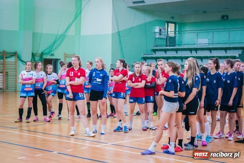 Zdjęcie w galerii na portalu naszraciborz.pl: Międzynarodowy Turniej Juniorek w Piłce Ręcznej w Arenie Rafako wiadomości z regionu