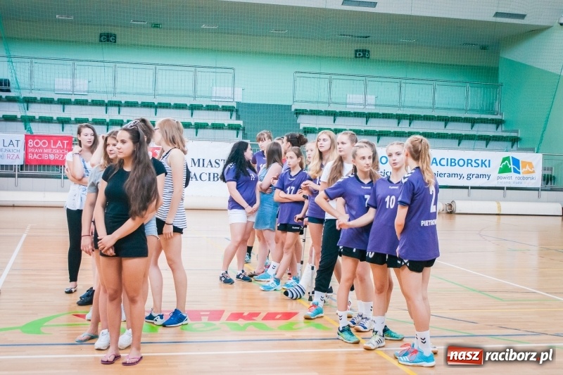 Zdjęcie w galerii na portalu naszraciborz.pl: Międzynarodowy Turniej Juniorek w Piłce Ręcznej w Arenie Rafako wiadomości z regionu