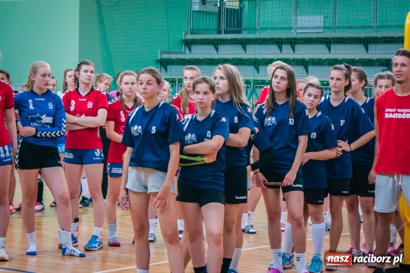 Zdjęcie w galerii na portalu naszraciborz.pl: Międzynarodowy Turniej Juniorek w Piłce Ręcznej w Arenie Rafako wiadomości z regionu