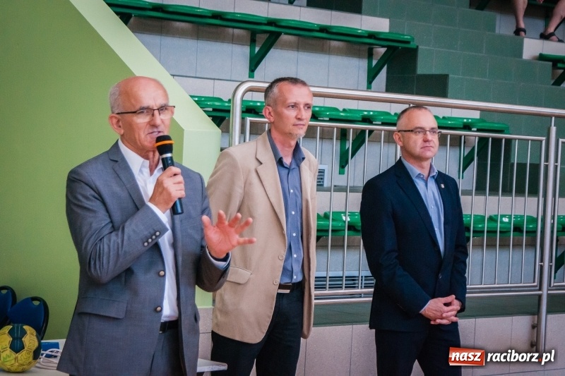 Zdjęcie w galerii na portalu naszraciborz.pl: Międzynarodowy Turniej Juniorek w Piłce Ręcznej w Arenie Rafako wiadomości z regionu