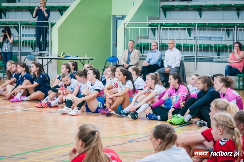Zdjęcie w galerii na portalu naszraciborz.pl: Międzynarodowy Turniej Juniorek w Piłce Ręcznej w Arenie Rafako wiadomości z regionu