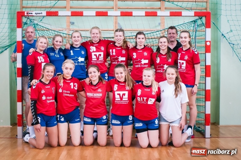 Zdjęcie w galerii na portalu naszraciborz.pl: Międzynarodowy Turniej Juniorek w Piłce Ręcznej w Arenie Rafako wiadomości z regionu