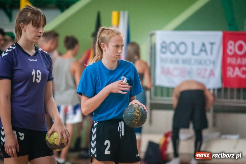 Zdjęcie w galerii na portalu naszraciborz.pl: Międzynarodowy Turniej Juniorek w Piłce Ręcznej w Arenie Rafako wiadomości z regionu