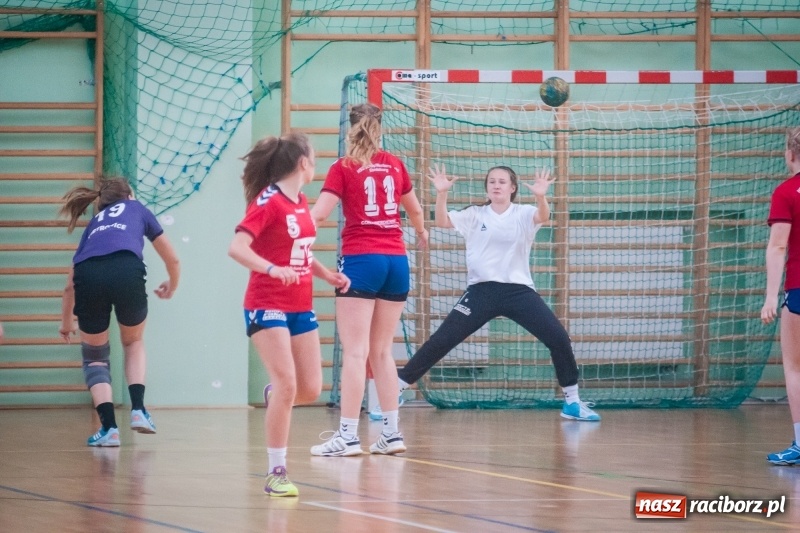Zdjęcie w galerii na portalu naszraciborz.pl: Międzynarodowy Turniej Juniorek w Piłce Ręcznej w Arenie Rafako wiadomości z regionu