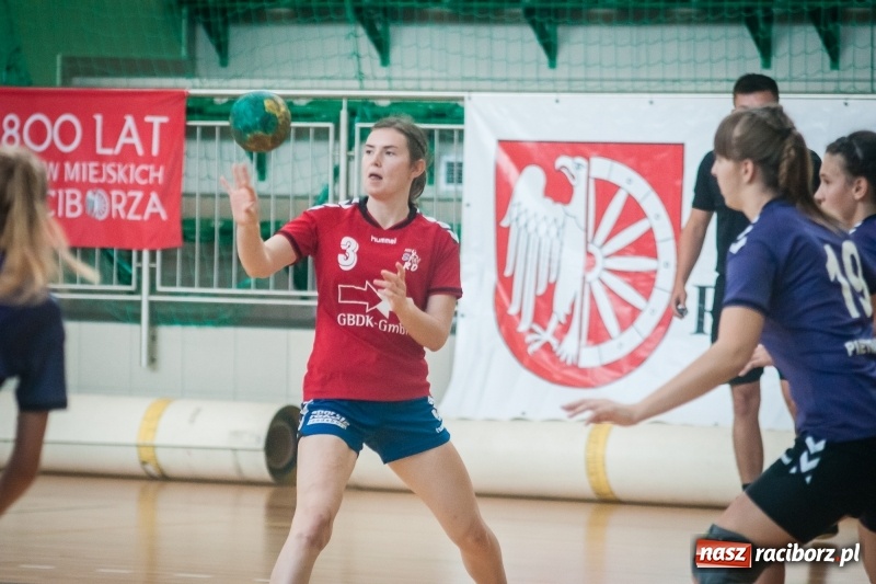 Zdjęcie w galerii na portalu naszraciborz.pl: Międzynarodowy Turniej Juniorek w Piłce Ręcznej w Arenie Rafako wiadomości z regionu