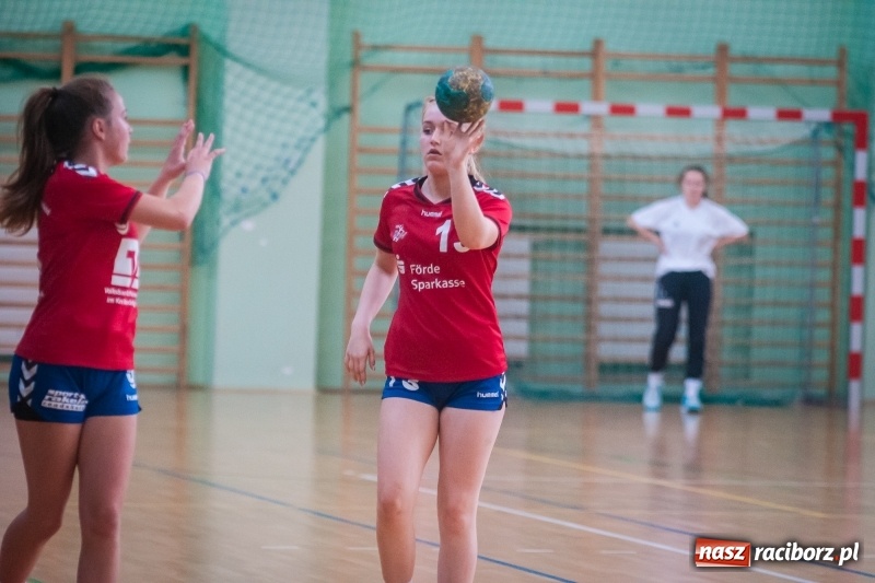 Zdjęcie w galerii na portalu naszraciborz.pl: Międzynarodowy Turniej Juniorek w Piłce Ręcznej w Arenie Rafako wiadomości z regionu