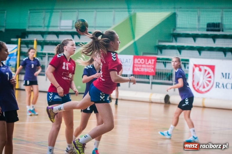 Zdjęcie w galerii na portalu naszraciborz.pl: Międzynarodowy Turniej Juniorek w Piłce Ręcznej w Arenie Rafako wiadomości z regionu