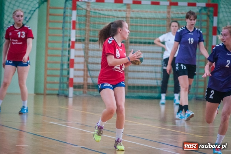 Zdjęcie w galerii na portalu naszraciborz.pl: Międzynarodowy Turniej Juniorek w Piłce Ręcznej w Arenie Rafako wiadomości z regionu