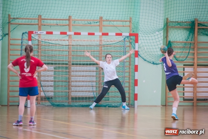 Zdjęcie w galerii na portalu naszraciborz.pl: Międzynarodowy Turniej Juniorek w Piłce Ręcznej w Arenie Rafako wiadomości z regionu