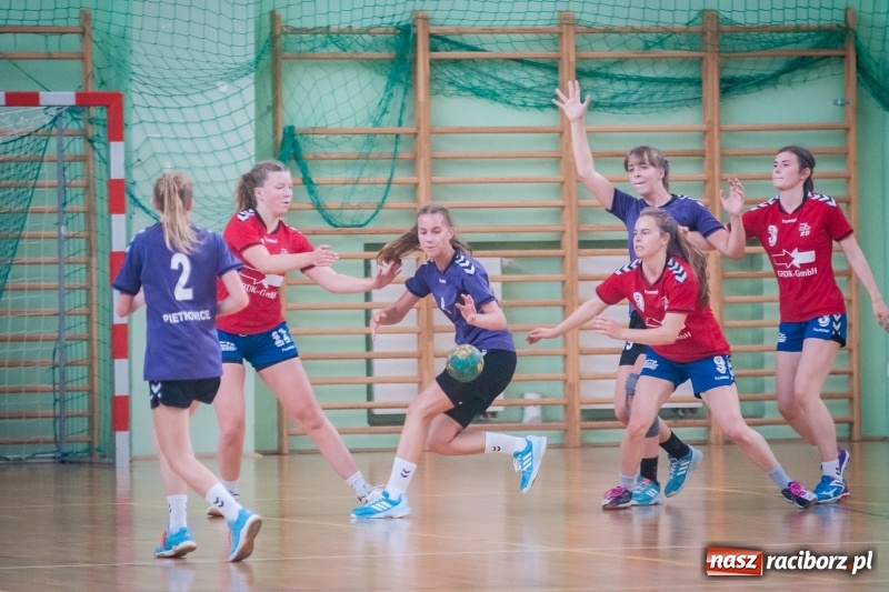 Zdjęcie w galerii na portalu naszraciborz.pl: Międzynarodowy Turniej Juniorek w Piłce Ręcznej w Arenie Rafako wiadomości z regionu