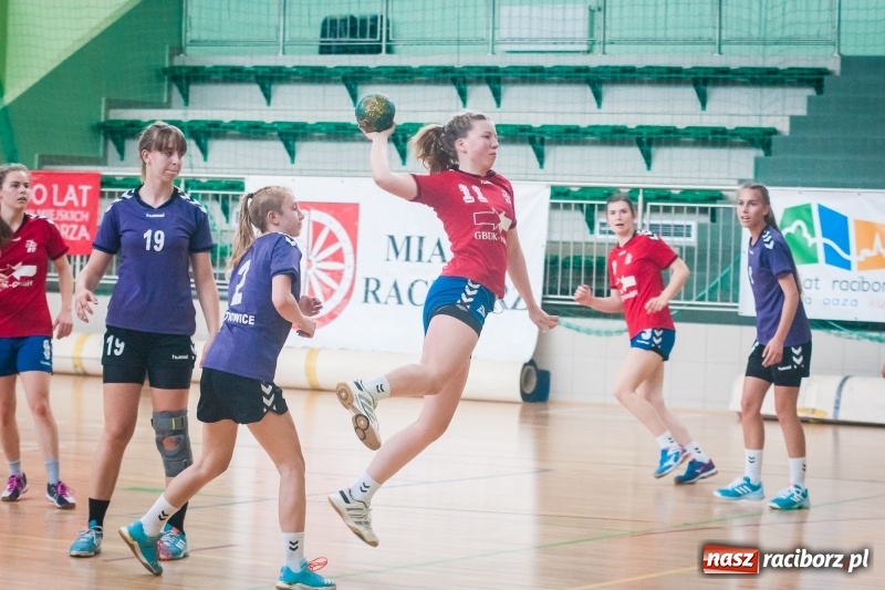 Zdjęcie w galerii na portalu naszraciborz.pl: Międzynarodowy Turniej Juniorek w Piłce Ręcznej w Arenie Rafako wiadomości z regionu