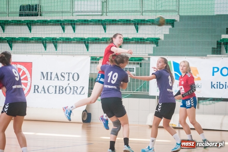 Zdjęcie w galerii na portalu naszraciborz.pl: Międzynarodowy Turniej Juniorek w Piłce Ręcznej w Arenie Rafako wiadomości z regionu