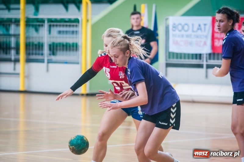 Zdjęcie w galerii na portalu naszraciborz.pl: Międzynarodowy Turniej Juniorek w Piłce Ręcznej w Arenie Rafako wiadomości z regionu