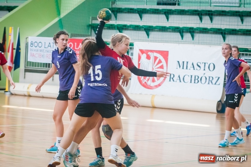 Zdjęcie w galerii na portalu naszraciborz.pl: Międzynarodowy Turniej Juniorek w Piłce Ręcznej w Arenie Rafako wiadomości z regionu