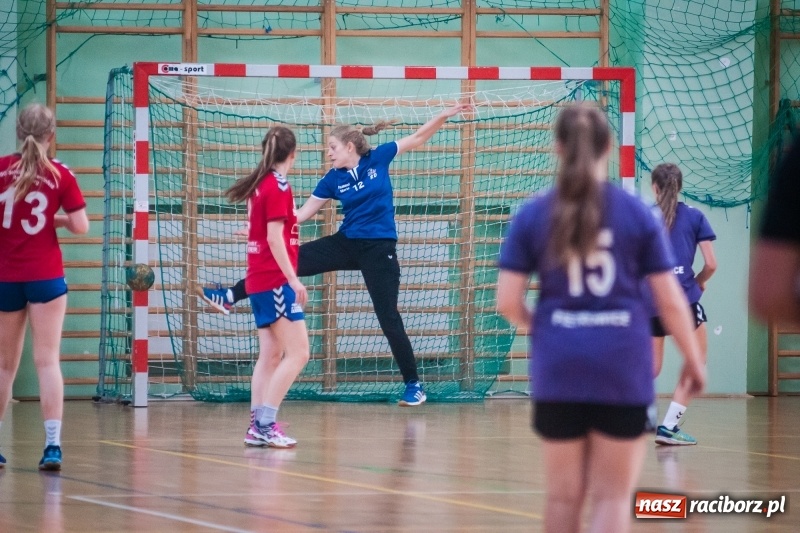 Zdjęcie w galerii na portalu naszraciborz.pl: Międzynarodowy Turniej Juniorek w Piłce Ręcznej w Arenie Rafako wiadomości z regionu