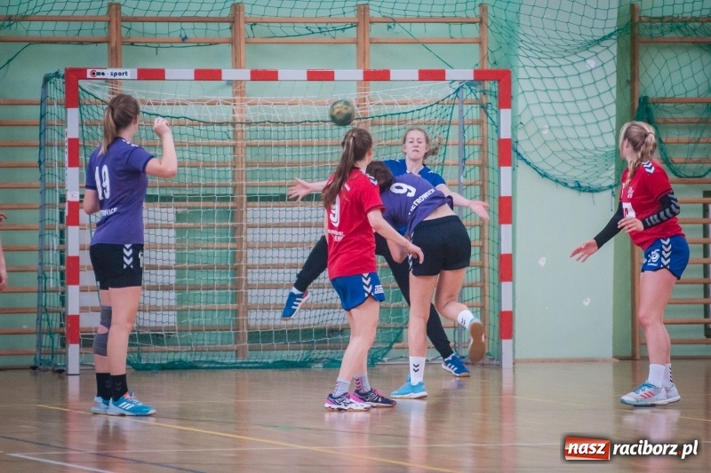 Zdjęcie w galerii na portalu naszraciborz.pl: Międzynarodowy Turniej Juniorek w Piłce Ręcznej w Arenie Rafako wiadomości z regionu