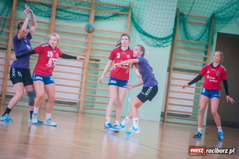 Zdjęcie w galerii na portalu naszraciborz.pl: Międzynarodowy Turniej Juniorek w Piłce Ręcznej w Arenie Rafako wiadomości z regionu