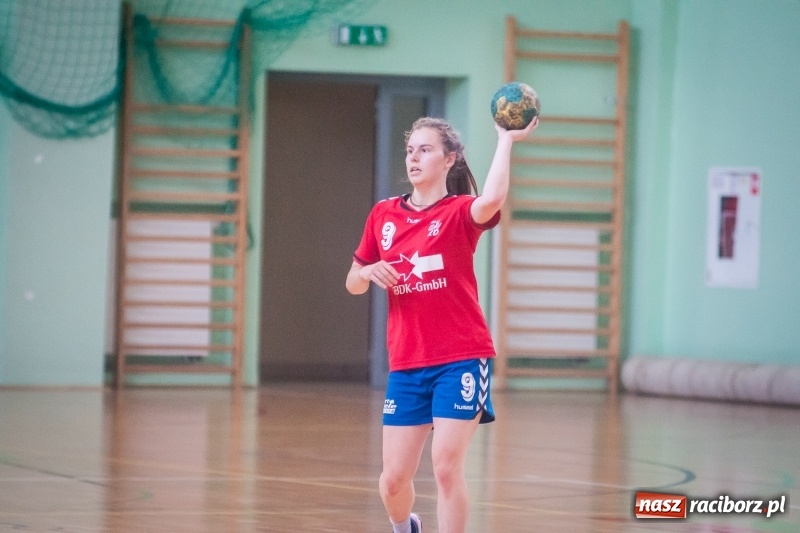 Zdjęcie w galerii na portalu naszraciborz.pl: Międzynarodowy Turniej Juniorek w Piłce Ręcznej w Arenie Rafako wiadomości z regionu