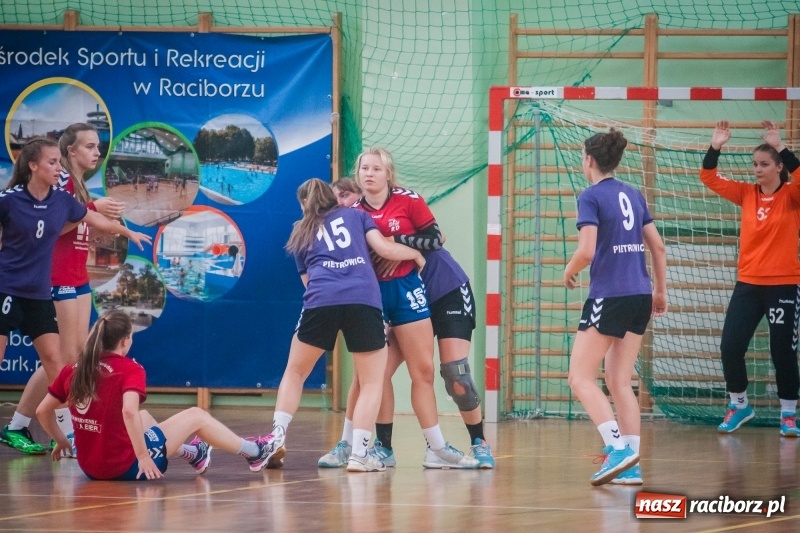 Zdjęcie w galerii na portalu naszraciborz.pl: Międzynarodowy Turniej Juniorek w Piłce Ręcznej w Arenie Rafako wiadomości z regionu