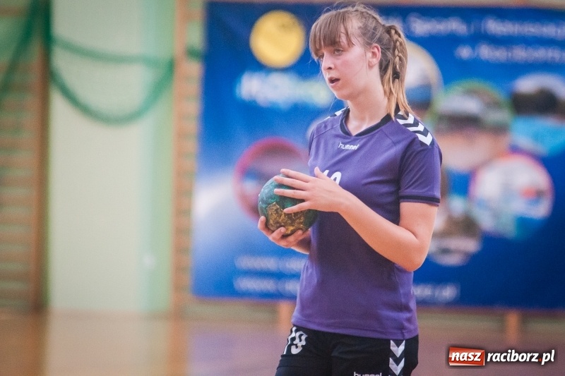 Zdjęcie w galerii na portalu naszraciborz.pl: Międzynarodowy Turniej Juniorek w Piłce Ręcznej w Arenie Rafako wiadomości z regionu