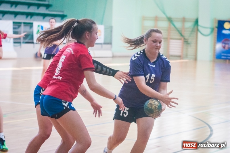 Zdjęcie w galerii na portalu naszraciborz.pl: Międzynarodowy Turniej Juniorek w Piłce Ręcznej w Arenie Rafako wiadomości z regionu