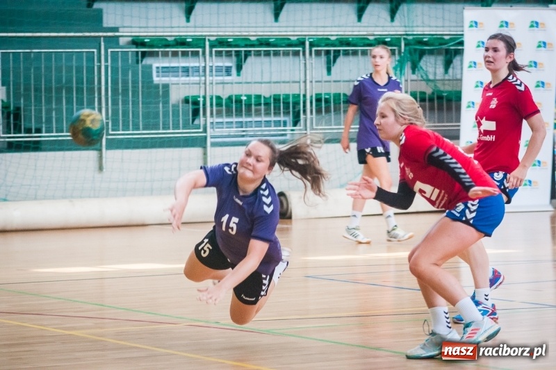 Zdjęcie w galerii na portalu naszraciborz.pl: Międzynarodowy Turniej Juniorek w Piłce Ręcznej w Arenie Rafako wiadomości z regionu
