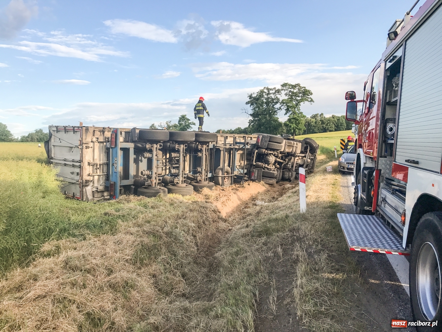 Zdjęcie w galerii na portalu naszraciborz.pl: Ciężarówka z węglem w rowie przy DK 45 za Szonowicami  wiadomości z regionu