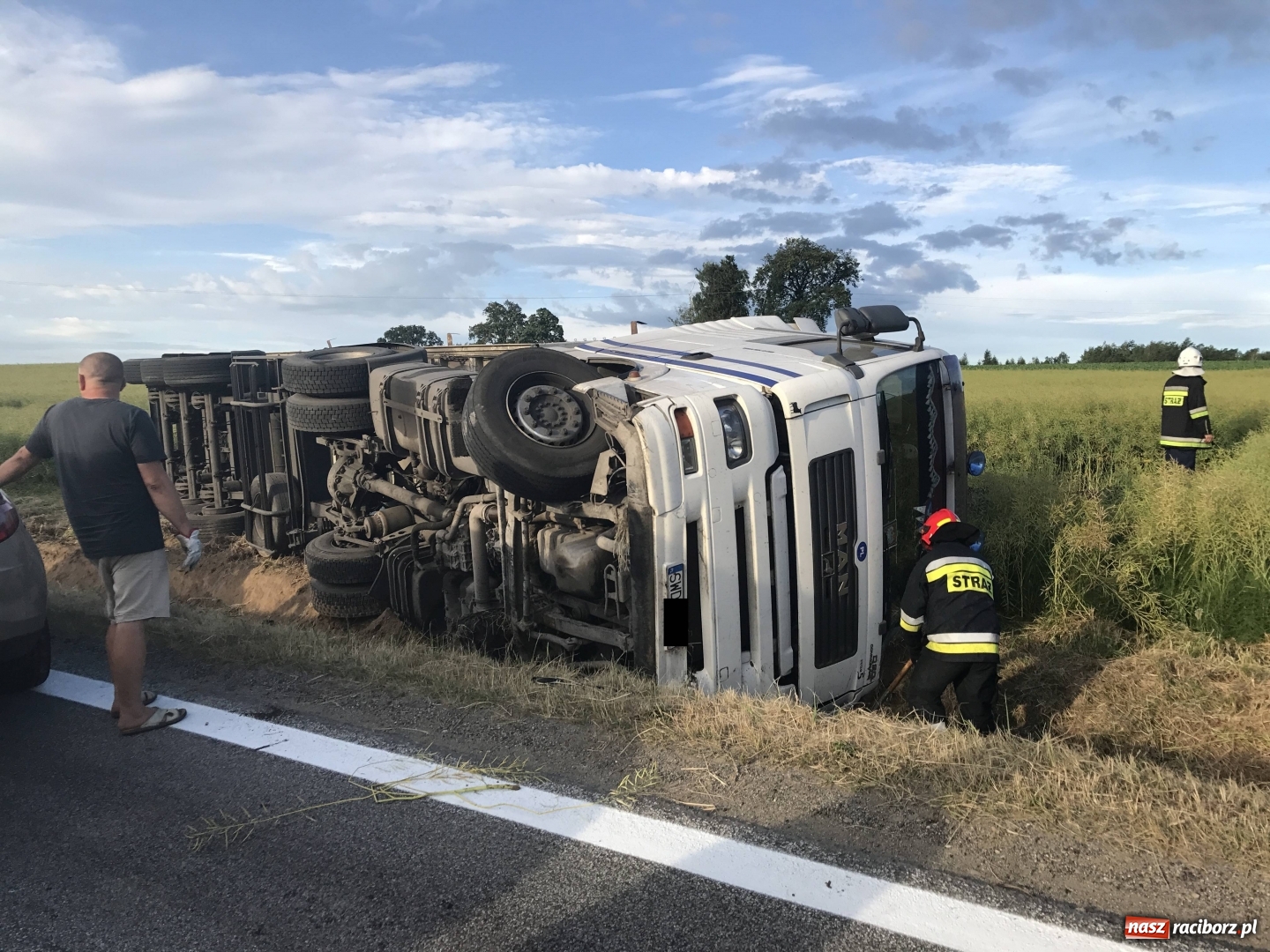 Zdjęcie w galerii na portalu naszraciborz.pl: Ciężarówka z węglem w rowie przy DK 45 za Szonowicami  wiadomości z regionu
