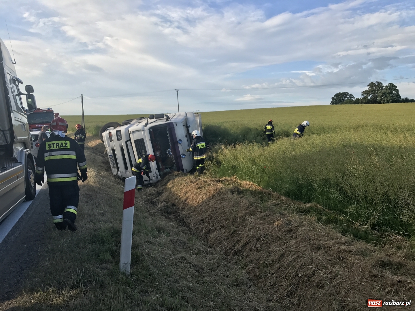 Zdjęcie w galerii na portalu naszraciborz.pl: Ciężarówka z węglem w rowie przy DK 45 za Szonowicami  wiadomości z regionu