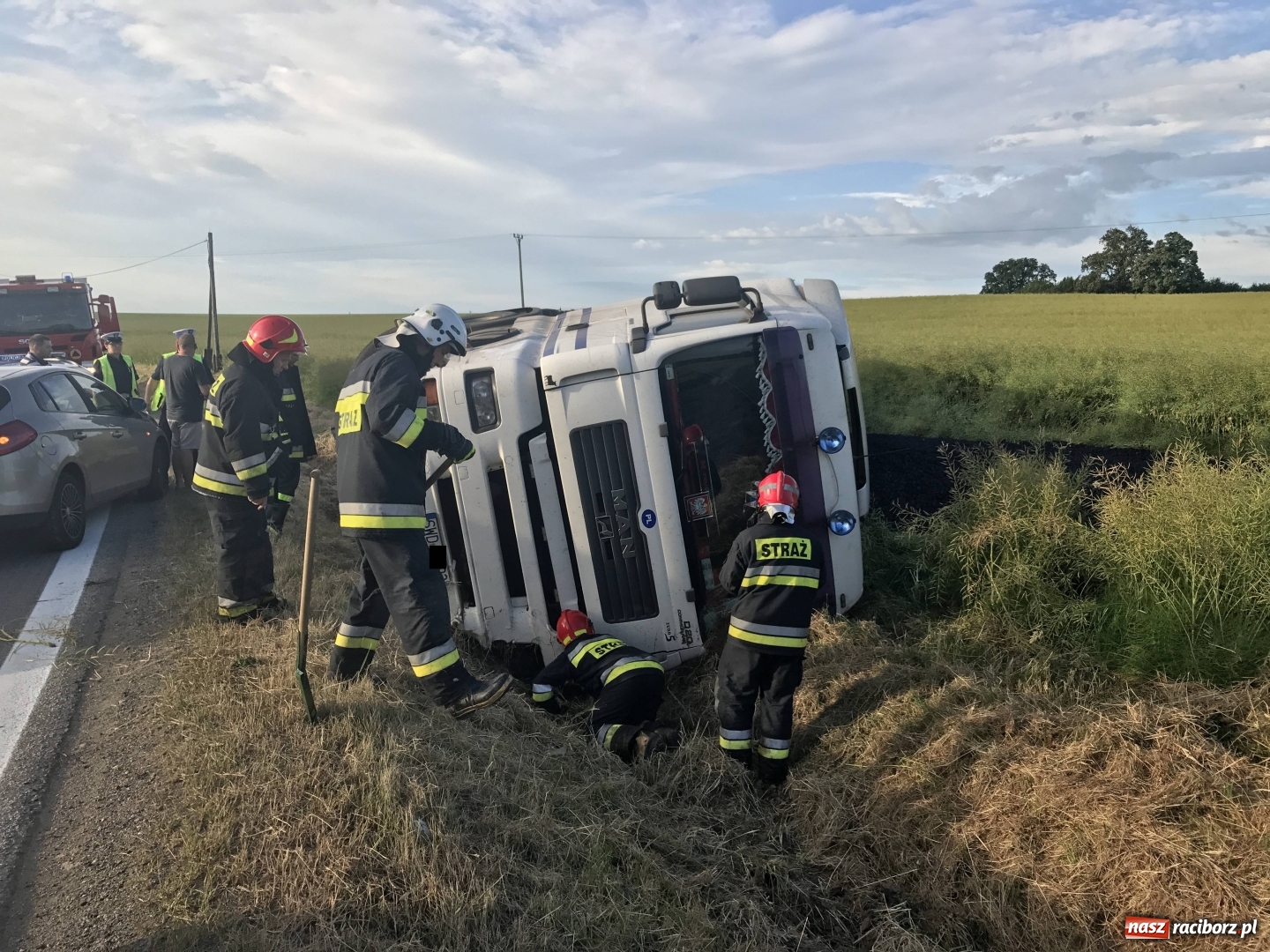 Zdjęcie w galerii na portalu naszraciborz.pl: Ciężarówka z węglem w rowie przy DK 45 za Szonowicami  wiadomości z regionu