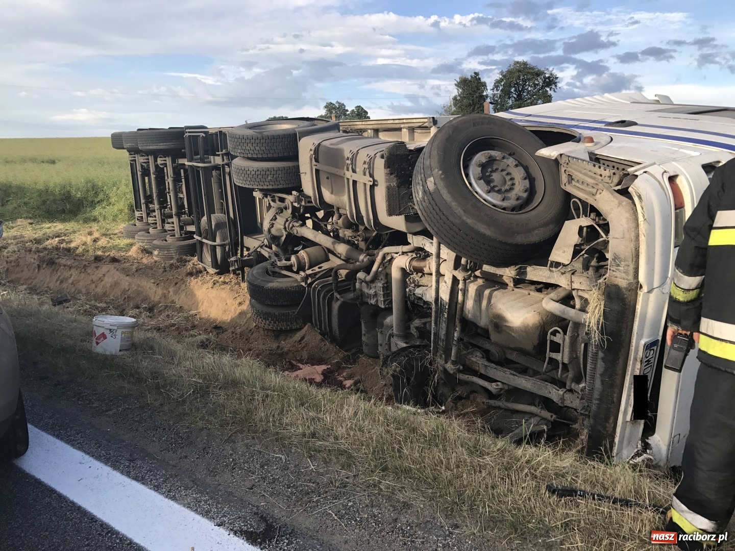 Zdjęcie w galerii na portalu naszraciborz.pl: Ciężarówka z węglem w rowie przy DK 45 za Szonowicami  wiadomości z regionu