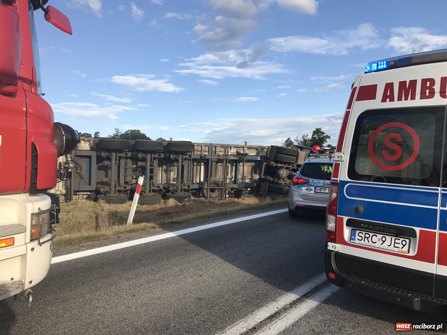 Zdjęcie w galerii na portalu naszraciborz.pl: Ciężarówka z węglem w rowie przy DK 45 za Szonowicami  wiadomości z regionu