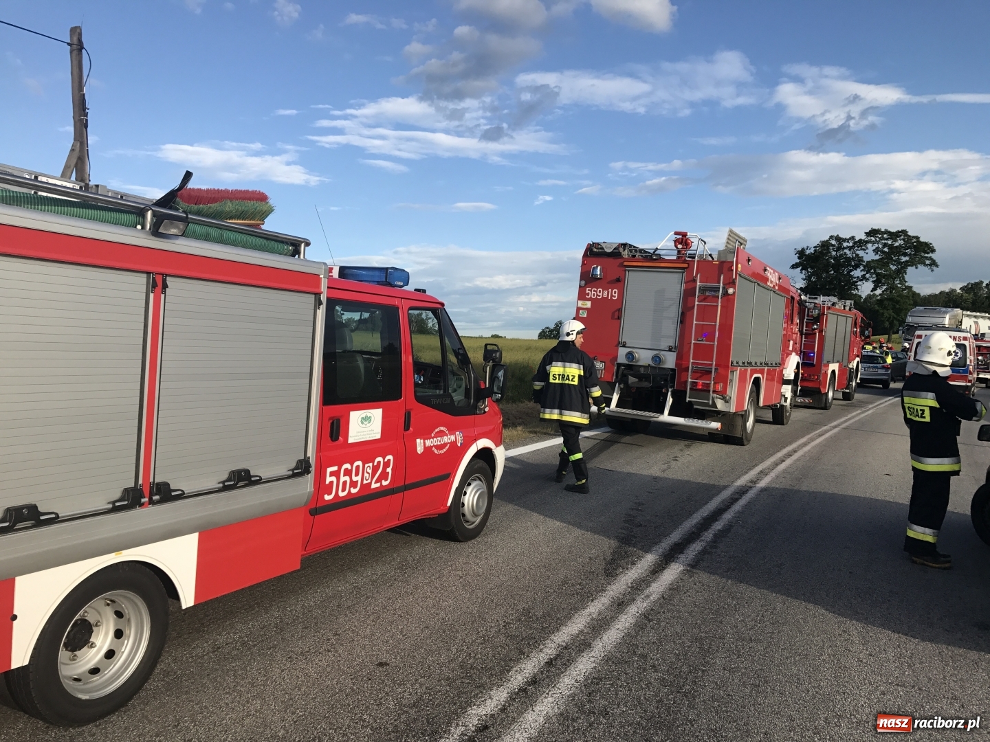 Zdjęcie w galerii na portalu naszraciborz.pl: Ciężarówka z węglem w rowie przy DK 45 za Szonowicami  wiadomości z regionu