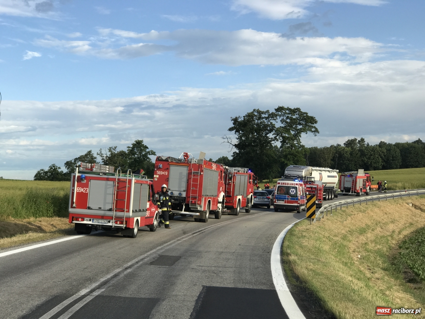 Zdjęcie w galerii na portalu naszraciborz.pl: Ciężarówka z węglem w rowie przy DK 45 za Szonowicami  wiadomości z regionu