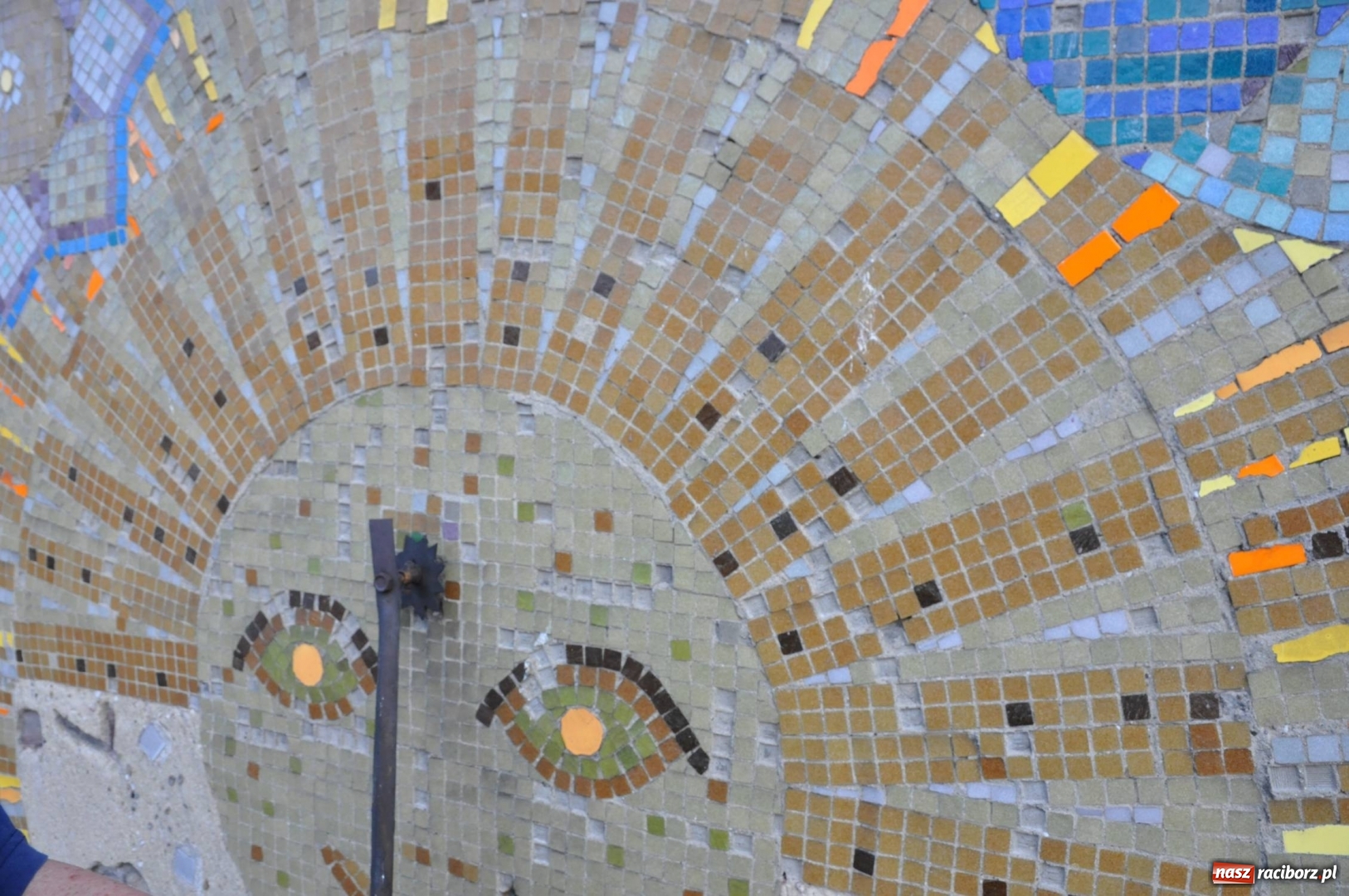 Zdjęcie w galerii na portalu naszraciborz.pl: Już wkrótce ruszą prace nad renowacją kolejnych mozaik przy Długiej wiadomości z regionu