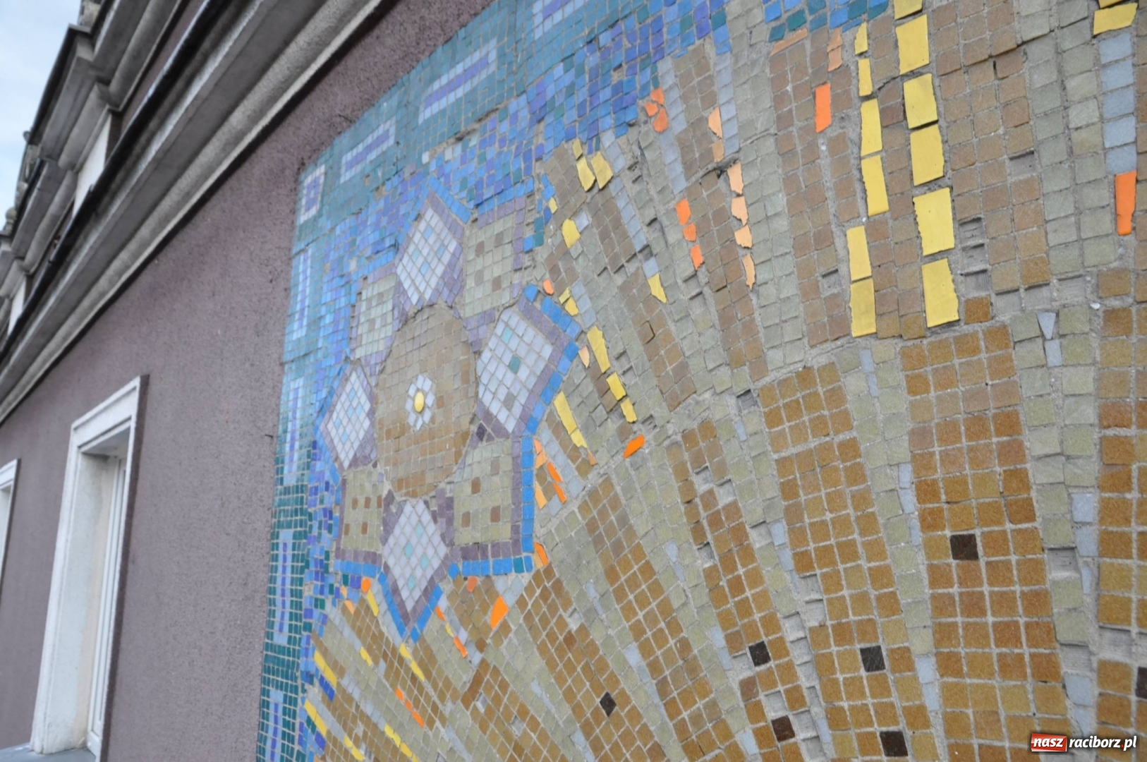 Zdjęcie w galerii na portalu naszraciborz.pl: Już wkrótce ruszą prace nad renowacją kolejnych mozaik przy Długiej wiadomości z regionu