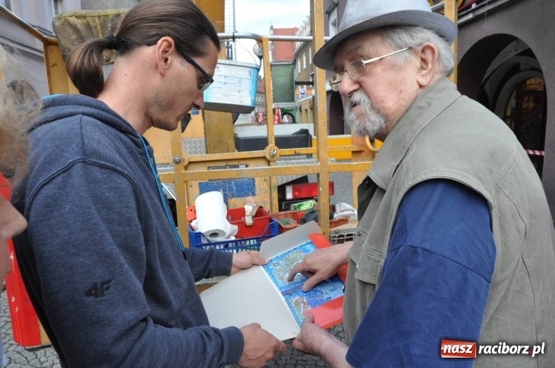 Zdjęcie w galerii na portalu naszraciborz.pl: Już wkrótce ruszą prace nad renowacją kolejnych mozaik przy Długiej wiadomości z regionu