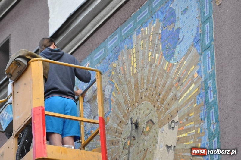 Zdjęcie w galerii na portalu naszraciborz.pl: Już wkrótce ruszą prace nad renowacją kolejnych mozaik przy Długiej wiadomości z regionu