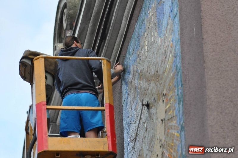 Zdjęcie w galerii na portalu naszraciborz.pl: Już wkrótce ruszą prace nad renowacją kolejnych mozaik przy Długiej wiadomości z regionu