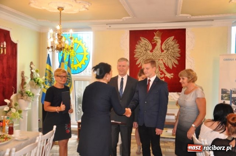 Zdjęcie w galerii na portalu naszraciborz.pl: Burmistrz Kuźni Raciborskiej wręczył nagrody absolwentom Gimnazjum wiadomości z regionu