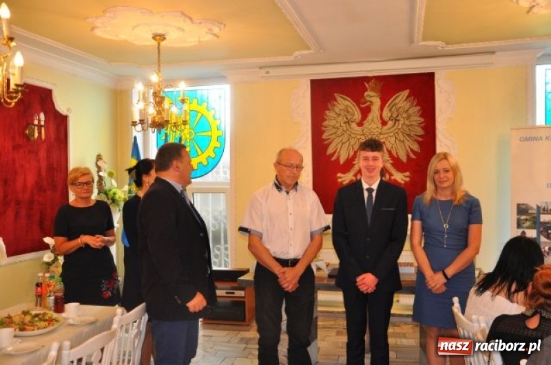 Zdjęcie w galerii na portalu naszraciborz.pl: Burmistrz Kuźni Raciborskiej wręczył nagrody absolwentom Gimnazjum wiadomości z regionu