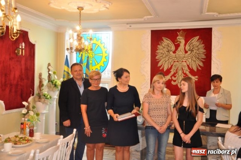 Zdjęcie w galerii na portalu naszraciborz.pl: Burmistrz Kuźni Raciborskiej wręczył nagrody absolwentom Gimnazjum wiadomości z regionu
