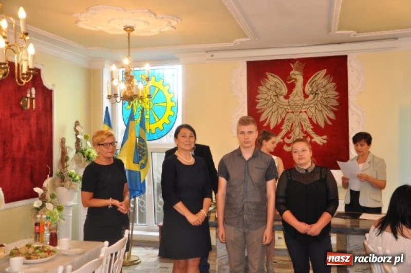 Zdjęcie w galerii na portalu naszraciborz.pl: Burmistrz Kuźni Raciborskiej wręczył nagrody absolwentom Gimnazjum wiadomości z regionu