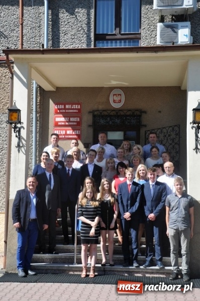 Zdjęcie w galerii na portalu naszraciborz.pl: Burmistrz Kuźni Raciborskiej wręczył nagrody absolwentom Gimnazjum wiadomości z regionu