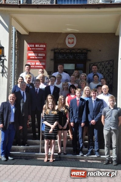 Zdjęcie w galerii na portalu naszraciborz.pl: Burmistrz Kuźni Raciborskiej wręczył nagrody absolwentom Gimnazjum wiadomości z regionu