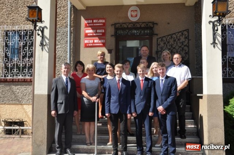 Zdjęcie w galerii na portalu naszraciborz.pl: Burmistrz Kuźni Raciborskiej wręczył nagrody absolwentom Gimnazjum wiadomości z regionu