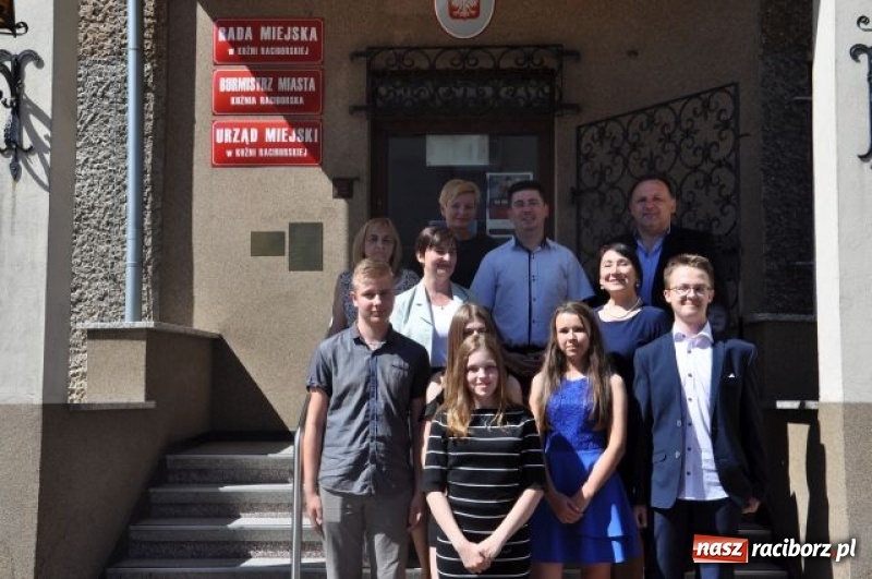 Zdjęcie w galerii na portalu naszraciborz.pl: Burmistrz Kuźni Raciborskiej wręczył nagrody absolwentom Gimnazjum wiadomości z regionu