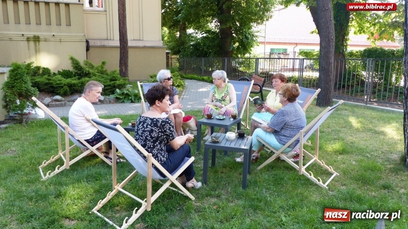 Zdjęcie w galerii na portalu naszraciborz.pl: Spotkania Dyskusyjnych Klubów Książki w Zaczytanym Ogrodzie wiadomości z regionu